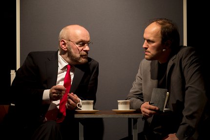 Auch die Medien bekommen ihr Fett weg.