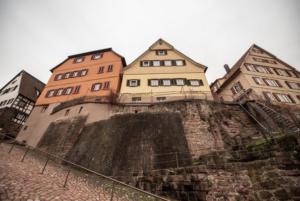 Häuser auf der Stadtmauer: Von unten ganz schön hoch. Häuser auf der Stadtmauer: Von unten ganz schön hoch.