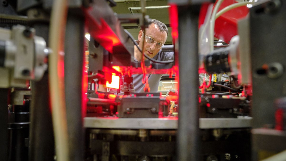 Eustratios Taktsidis in der Kfz-Halogenlampen-Produktion bei Osram, Werk Herbrechtingen. Foto: Joachim E. Röttgers