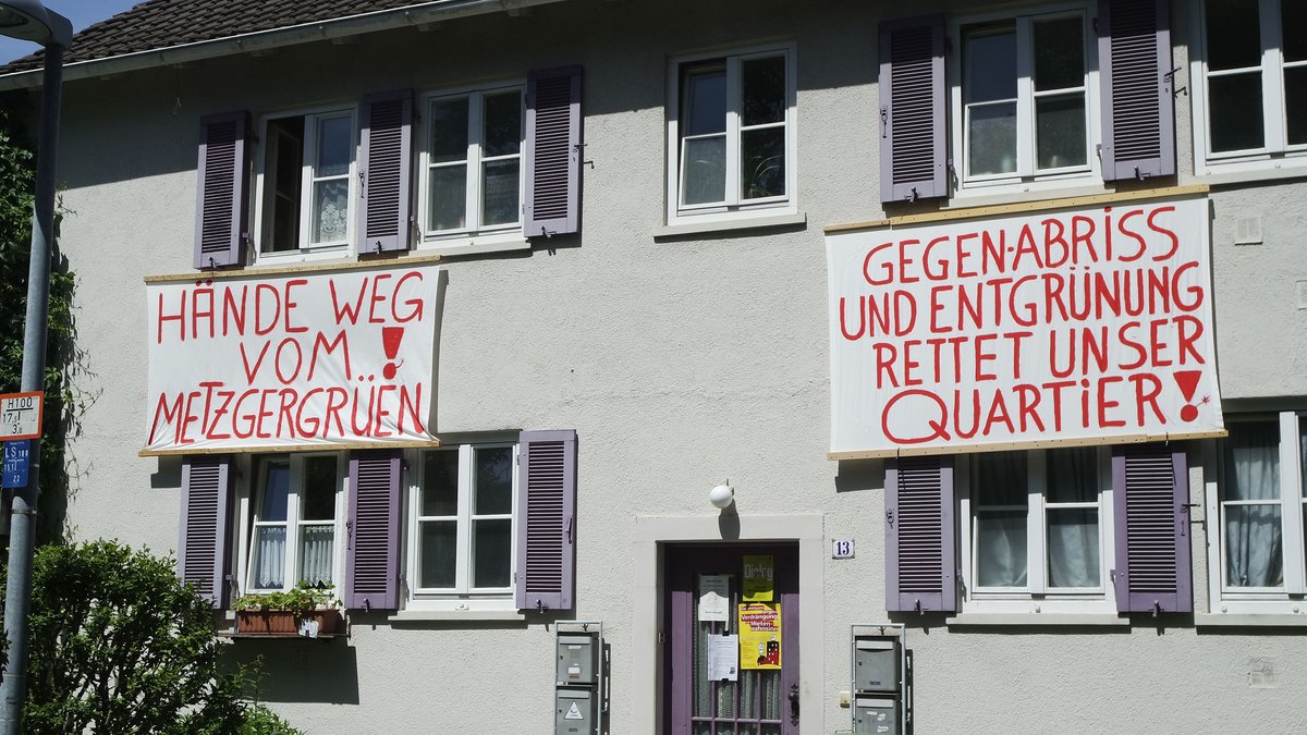 Protest der Bewohner:innen im Jahr 2019, jetzt ist das Haus abgerissen. Foto: Fabian Kienert