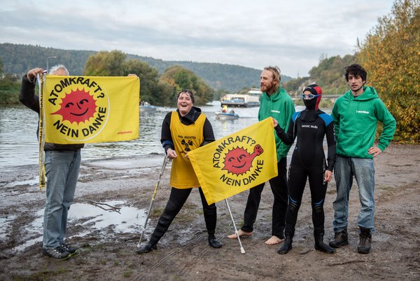 Aktionsschwimmerin Cécile Lecomte (Zweite von links) im Oktober 2017 bei einer Schwimm-Aktion gegen Castor-Transporte auf dem Neckar. 