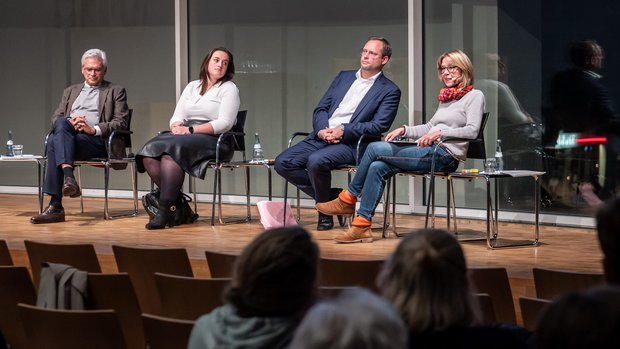 Auf dem Podium: Gunter Czisch (CDU, amtierender OB), Lena Schwelling (Grüne), Martin Ansbacher (SPD) und Kontext-Redakteurin Susanne Stiefel. Foto: Jens Volle