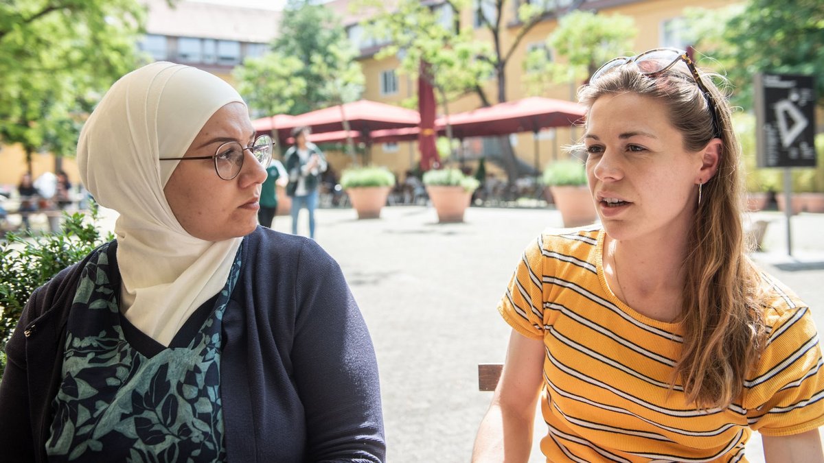 Nachhilfe beim Gendern leisten Aya Krkoutli (links) und Sarah Heim, Sprecherinnen der Grünen Jugend Baden-Württemberg. Foto: Jens Volle