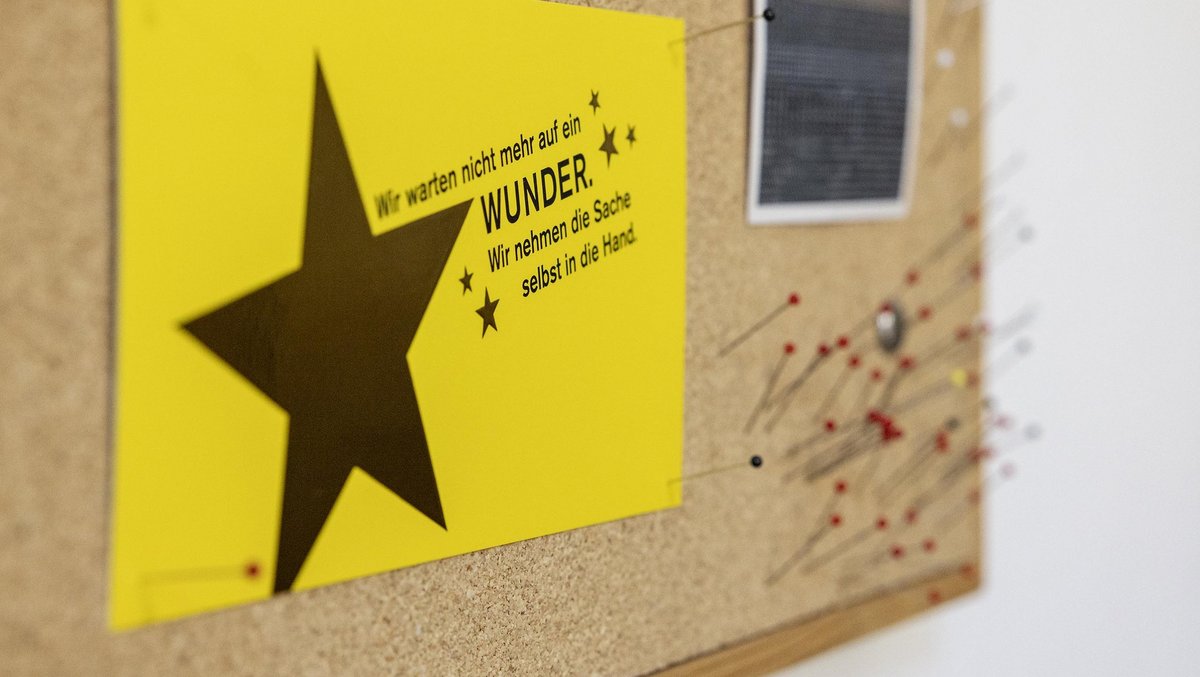 Postkarte vor Hasko Webers Weimarer Intendantenzimmer. Postkarte vor Hasko Webers Weimarer Intendantenzimmer.