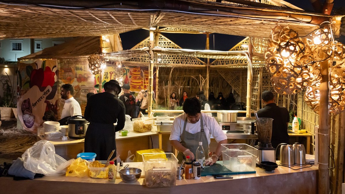 Die Künstlergruppe Britto Arts Trust aus Dhaka, Bangladesch, war auch auf der Documenta vertreten. An ihrem Stand aus Bambus verköstigten sie die Besucher:innen, während des Ramadan aber erst nach Sonnenuntergang. Foto: Marco Cappelletti