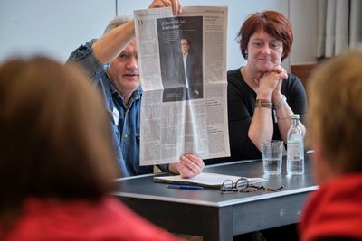 Das Kontext-Duo (Anna Hunger und Josef-Otto Freudenreich) im Schatten eines großen Mannes.