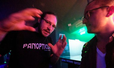 Veranstalter Seitter (links) muss schreien. Autor Osswald ist ganz Ohr.