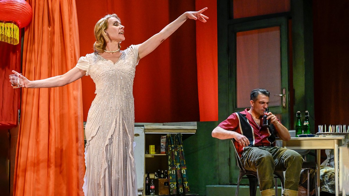 Blanche (Natalie O'Hara) und Stanley (Max Hemmersdorfer).