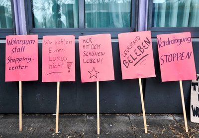 Zutritt zum Gerichtssaal gibt es nur "oben ohne", die pinken Statements müssen draußen bleiben.