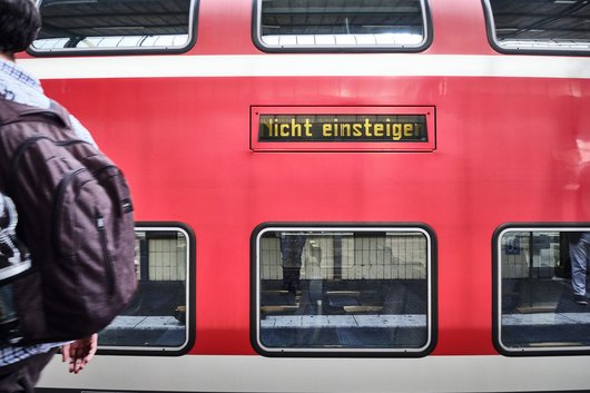 Bahn und Bus: ausgebremst. Fotos: Joachim E. Röttgers