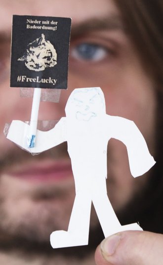 Macht kaputt, was euch kaputt macht.