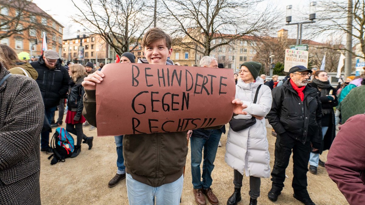 ... und am 3.2. in Stuttgart. Sie sind in Großbuchstaben GEGEN RECHTS!!!