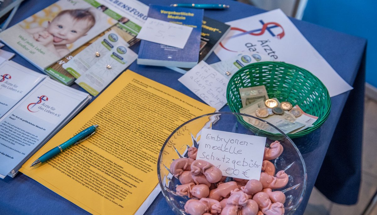 Merchandise auf dem Kongress: Gegen eine "Schutzgebühr" lassen sich Plastik-Embryonen ergattern.