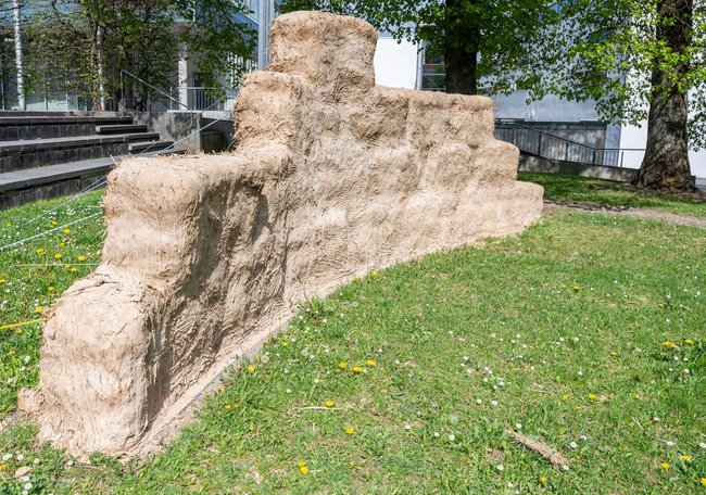 Syowia Kyambis Wand aus Strohballen, Lehm und Kuhdung. Syowia Kyambis Wand aus Strohballen, Lehm und Kuhdung.