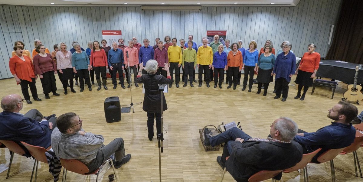 Aus Tübingen ist der Ernst-Bloch-Chor angereist und trägt aufmunternde Weisen vor.