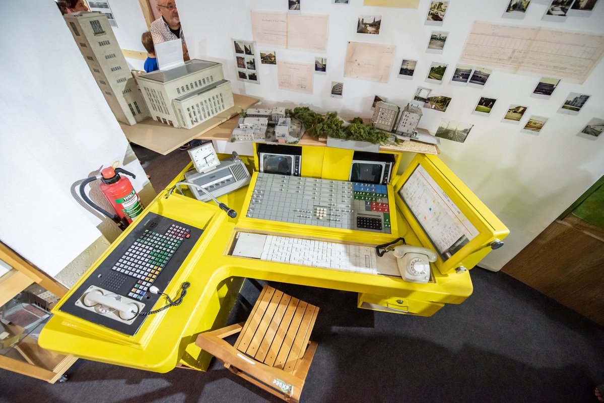 Nachgebauter Arbeitsplatz im Stellwerk, Polaroids.