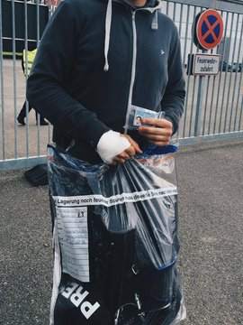 Der Asservatenbeutel der Polizei, in den Jens Volle sein Foto-Equipment packen musste. Foto: Leo Simon