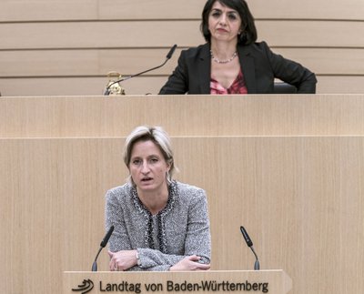 CDU-Wirtschaftsministerin Nicole Hoffmeister-Kraut (vorne) mag Militärmessen. Foto: Joachim E. Röttgers