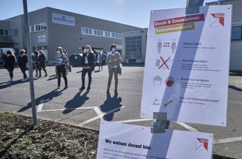 Damit es nachher nicht heißt, bei der Demo hätte sich jemand infiziert: klare Anweisungen für den Corona-Arbeitskampf.  Damit es nachher nicht heißt, bei der Demo hätte sich jemand infiziert: klare Anweisungen für den Corona-Arbeitskampf.