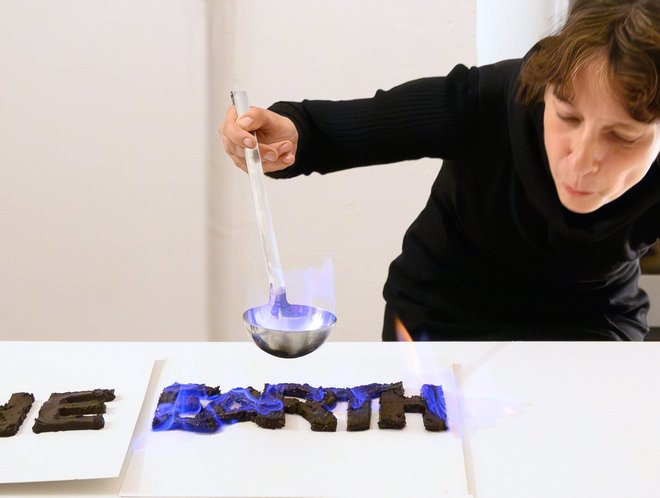 Anja Fiedlers Torfpralinen, flambiert. Foto: Ulrike Reichart