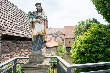 Passt zum Bedürfnis vieler Bewohner, sich nur anonym zu äußern: der heilige Nepomuk, Patron des Beichtgeheimisses.
