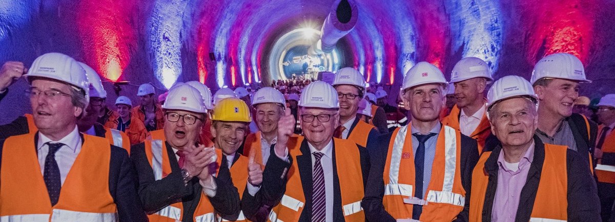 Nach einem bejubelten Tunneldurchstich im Juli 2018 beteten mehrere hundert Menschen für das Projekt. Angeführt von Regionalpräsident Thomas Bopp (ganz links).  Nach einem bejubelten Tunneldurchstich im Juli 2018 beteten mehrere hundert Menschen für das Projekt. Angeführt von Regionalpräsident Thomas Bopp (ganz links).