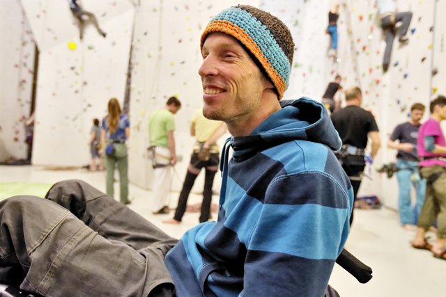 Trotz Querschnittslähmung kommt er klar: "Ich bin zufrieden." 