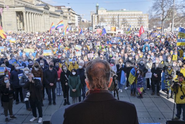 Stuttgarts OB Nopper spricht am Sonntag auf der Demo, ... 