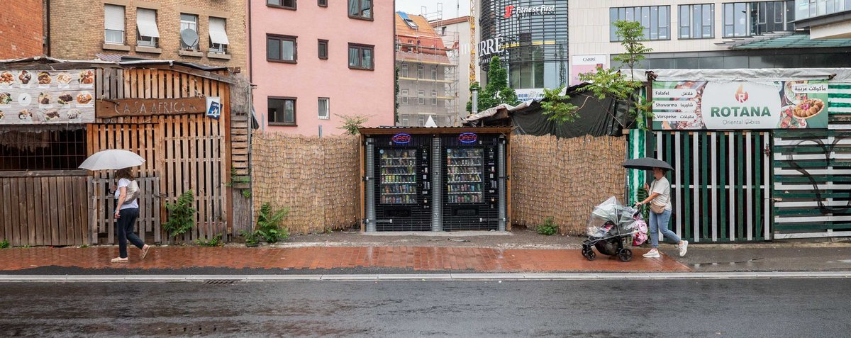 Ein Automat am Stuttgarter Rotebühlplatz bietet eine breite Palette von Rauschgiften an, hier das Sortiment im März 2024. Fotos: Jens Volle