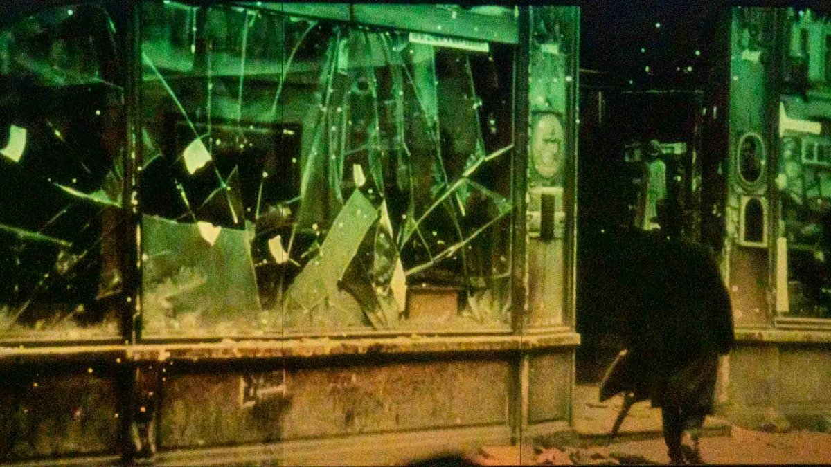 Nach der Reichspogromnacht 1938, als Hunderte Juden ermordet und jüdische Läden und Häuser zerstört werden, als Interpretation der KI.