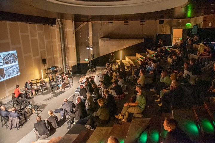 Diskussionsrunde im entkernten Kinosaal.  Diskussionsrunde im entkernten Kinosaal.