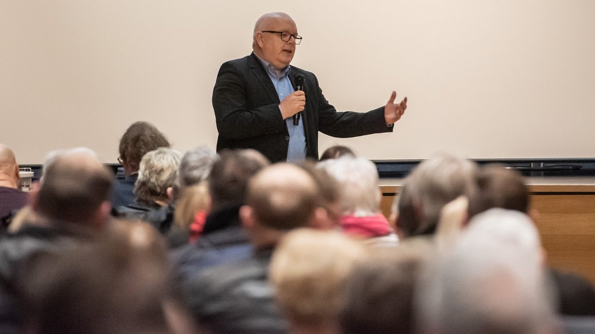 Der Pfedelbacher Bürgermeister Torsten Kunkel hat es nicht leicht bei der Infoveranstaltung für Bürger:innen. Fotos: Jens Volle