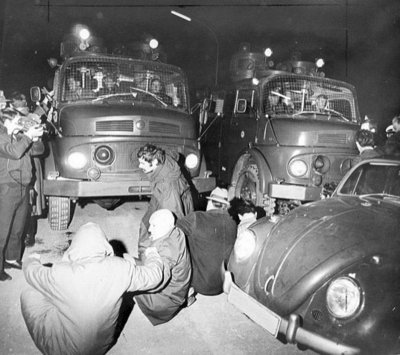 Sitz- und Auto-Blockade vorm Bechtle-Haus. Foto: Kraufmann/Stadtarchiv Stuttgart