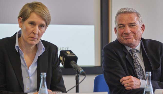 Die Einschätzung der Polizei "könnte unter dem Grundsatz der Verhältnismäßigkeit vielleicht sogar richtig gewesen sein", meint Landesinnenminister Thomas Strobl, flankiert von Landespolizeipräsidentin Stefanie Hinz.