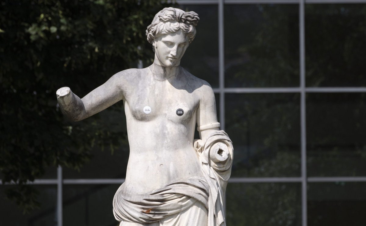 Im Stuttgarter Schlossgarten: die Venus von Arles von Johann Heinrich Dannecker, mit "No to racism"-Aufklebern auf der Brust.