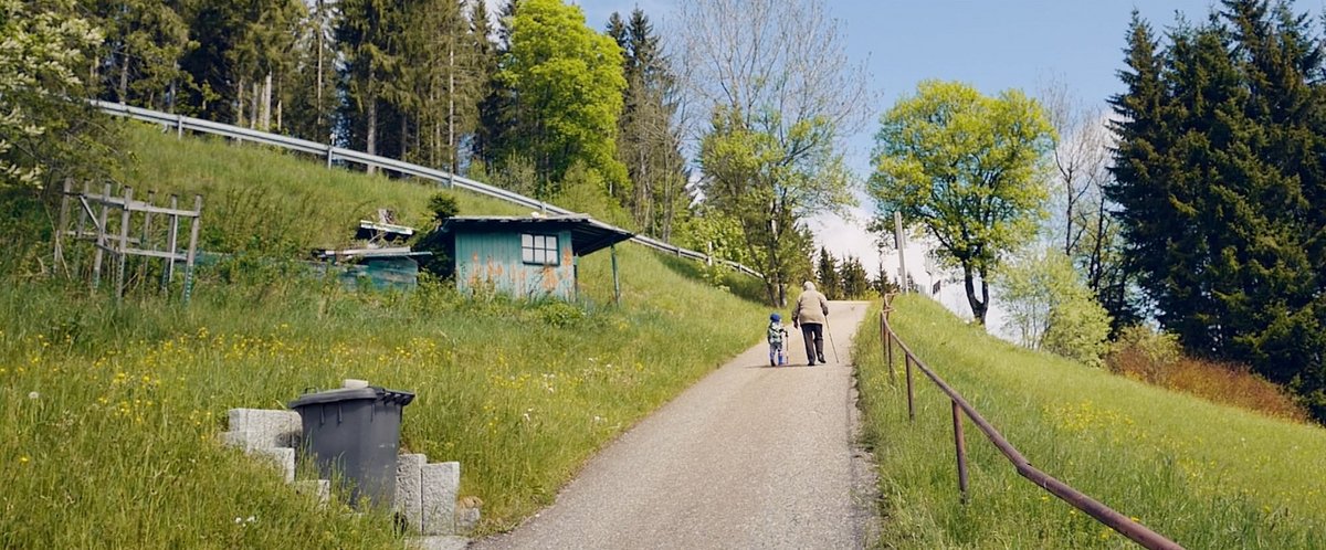 Leonie mit Urenkel – hinauf zu der Kehre, von der sie zum Grab ihres Mannes sehen konnte.