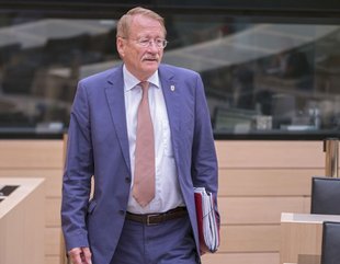 Mehr als nachhaken und Unglauben äußern kann auch der Ausschutzvorsitzende Wolfgang Drexler (SPD) nicht tun. Fotos: Joachim E. Röttgers