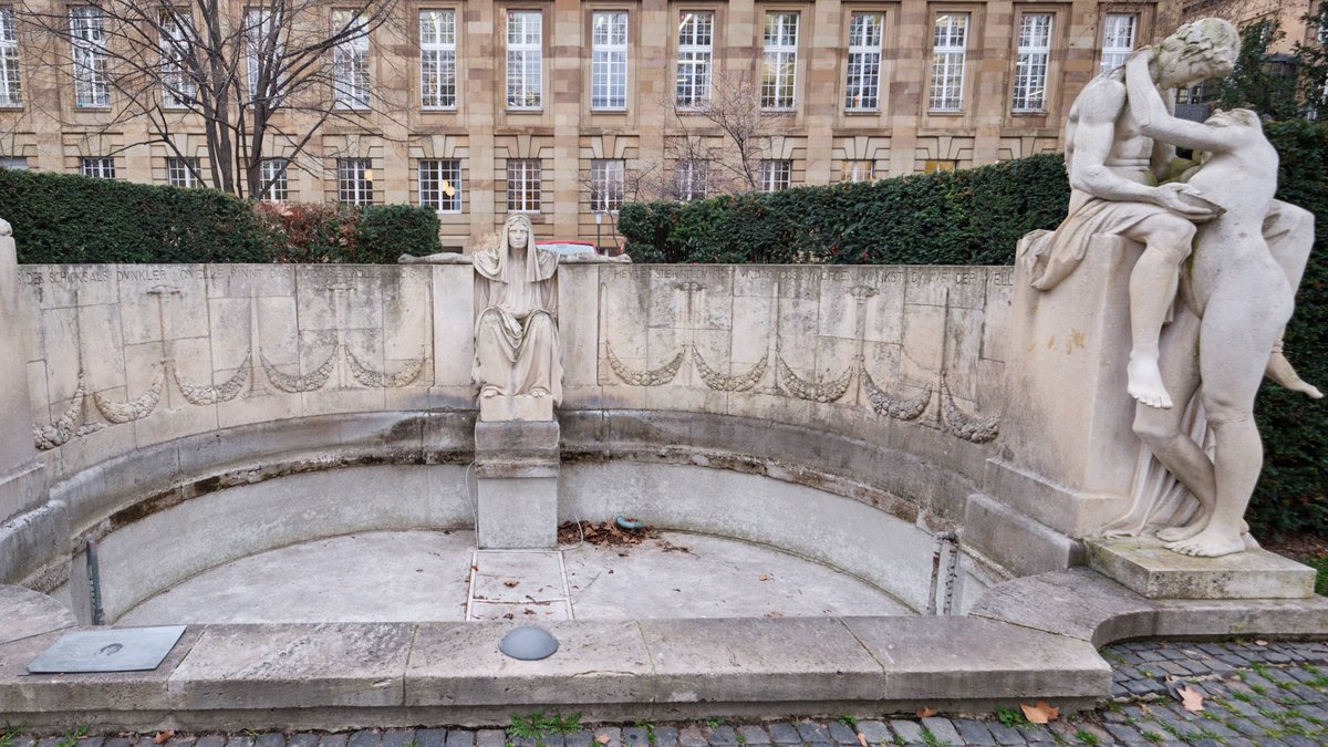 "Aus des Schicksals dunkler Quelle / Rinnt das wechselvolle Los" steht im Halbrund des Schicksalsbrunnens neben der Oper. "Aus des Schicksals dunkler Quelle / Rinnt das wechselvolle Los" steht im Halbrund des Schicksalsbrunnens neben der Oper.