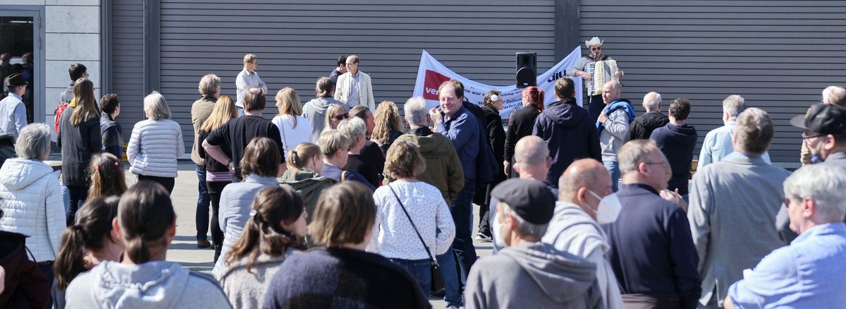 Vor dem Stuttgarter Pressehaus protestieren Betroffene erneut gegen Stellenabbau und die Boulevardisierung ihres Blatts. Foto: Joachim E. Röttgers Vor dem Stuttgarter Pressehaus protestieren Betroffene erneut gegen Stellenabbau und die Boulevardisierung ihres Blatts. Foto: Joachim E. Röttgers