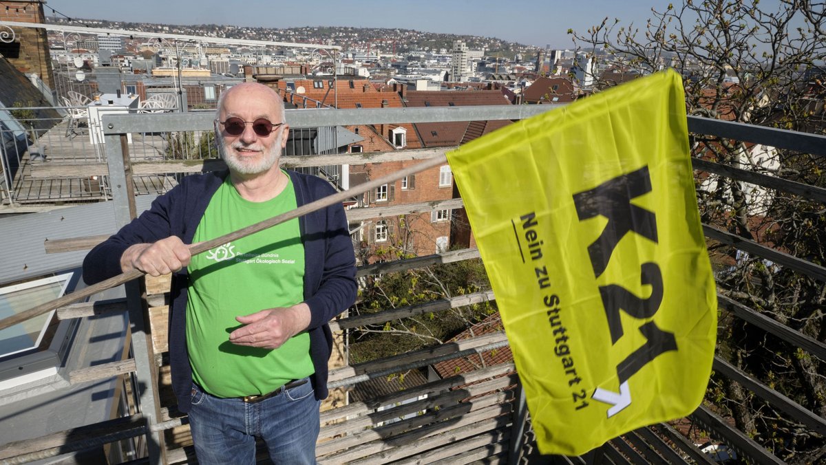 Auf des Rebellen Balkon. Hier weht die K21-Fahne, hier ertönt die Internationale.
