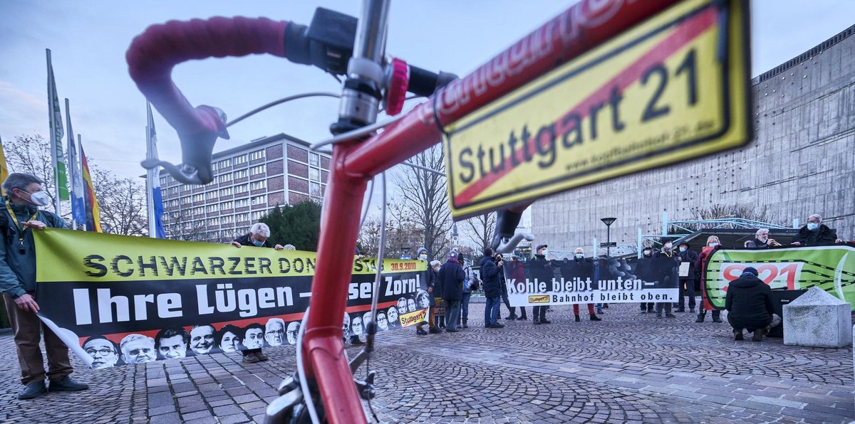 Mit einem Transparenzgesetz hätten die BürgerInnen vermutlich mehr über Stuttgart 21 gewusst. Demo vom 16.12.2021. Fotos: Joachim E. Röttgers