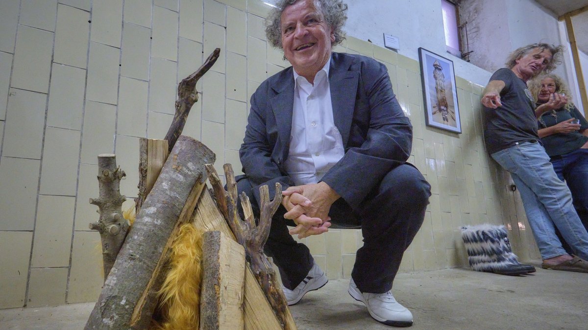 Das Kunstfeuer wärmt psychisch und verbraucht keine Energie, sagt Eduard Schmutz. Das Kunstfeuer wärmt psychisch und verbraucht keine Energie, sagt Eduard Schmutz.