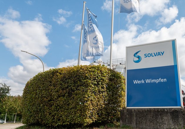 Dort werden PFAS hergestellt, der Kontrollbrunnen auf dem Gelände zeigt plötzlich wieder erhöhte Messwerte. Foto: Jens Volle