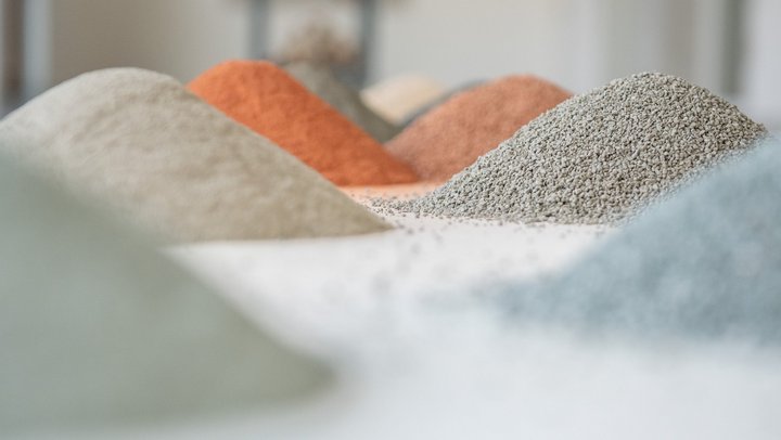 Schönheit, die von innen kommt: verschiedenfarbige, fein bis grob gemahlene Mineralien.