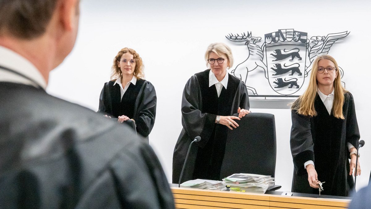 Verhandlungsbeginn am 12. Februar: Die achte Kammer des Verwaltungsgerichts Stuttgart befasst sich mit den Klagen von DUH und LNV, den Vorsitz hat Richterin Kerstin Wilke (Mitte), neben ihr die Richterinnen Juliane Hettche (links) und Miriam Rotter (rechts). Fotos: Jens Volle