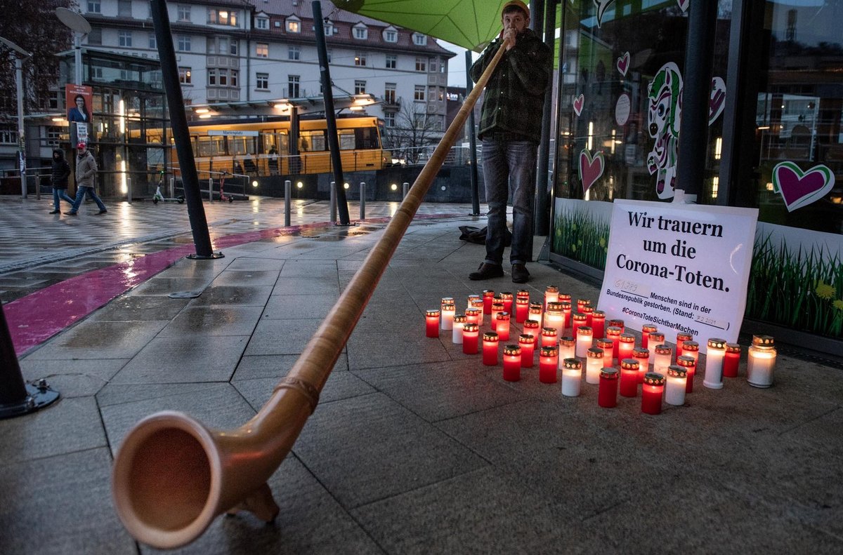 Beim Gedenken am Stuttgarter Marienplatz die Gedanken schweifen lassen. Übers Land und seinen Wahlkampf bis nach New York. Foto: Jens Volle