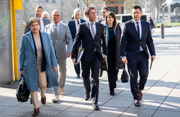 Hagel und sein Team auf dem Weg zum ersten Sondierungsgespräch.