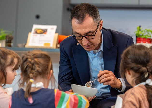 Rainers Vorgänger Cem Özdemir im März 2024 in Stuttgart, wo er die Initiative "Ich kann kochen!" zur Ernährungsbildung vorstellte. Foto: Jens Volle
