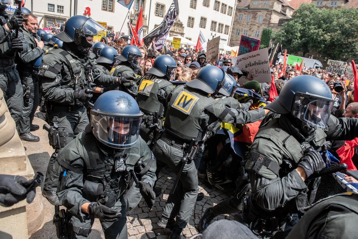 In Stuttgart demonstrierten Mitte Juli rund tausend AktivistInnen gegen weitere Verschärfungen des Polizeirechts. Foto: Jens Volle