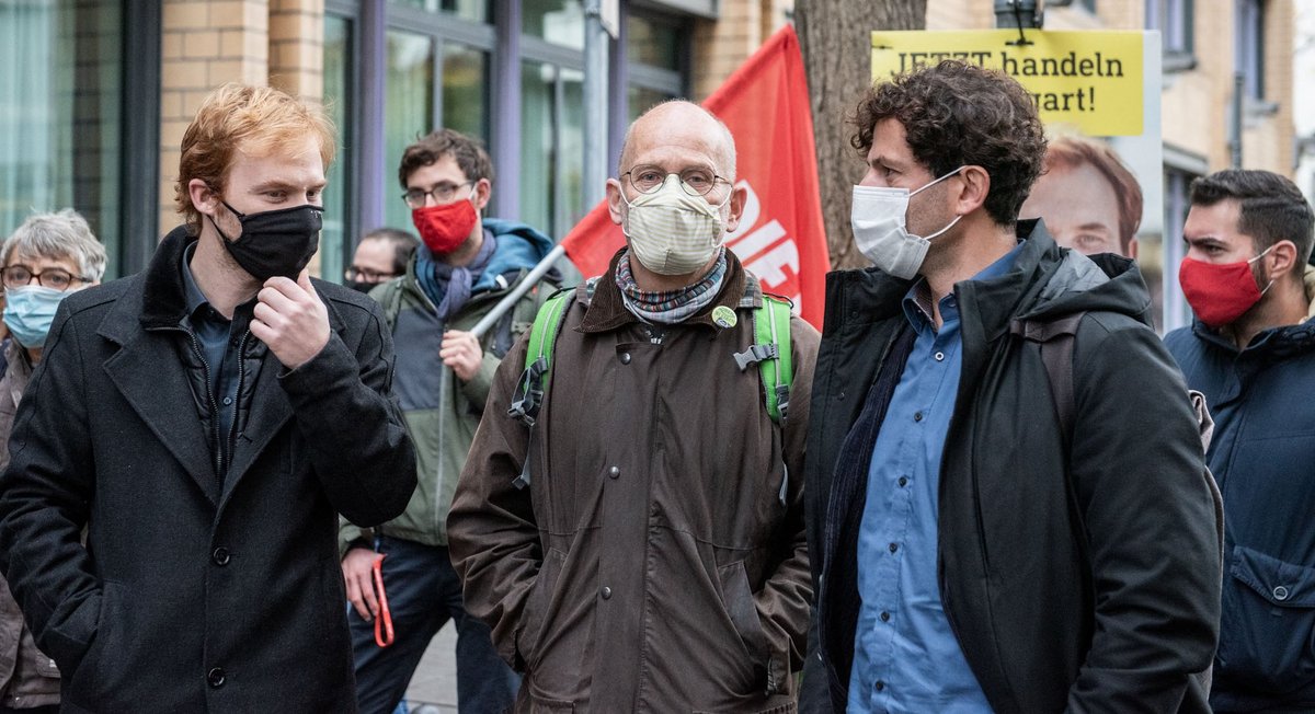 Am 30. Oktober vor dem Amtsgericht Stuttgart: Hannes Rockenbauch, Tom Adler und Luigi Pantisano (vorne, von links). Fotos: Jens Volle 